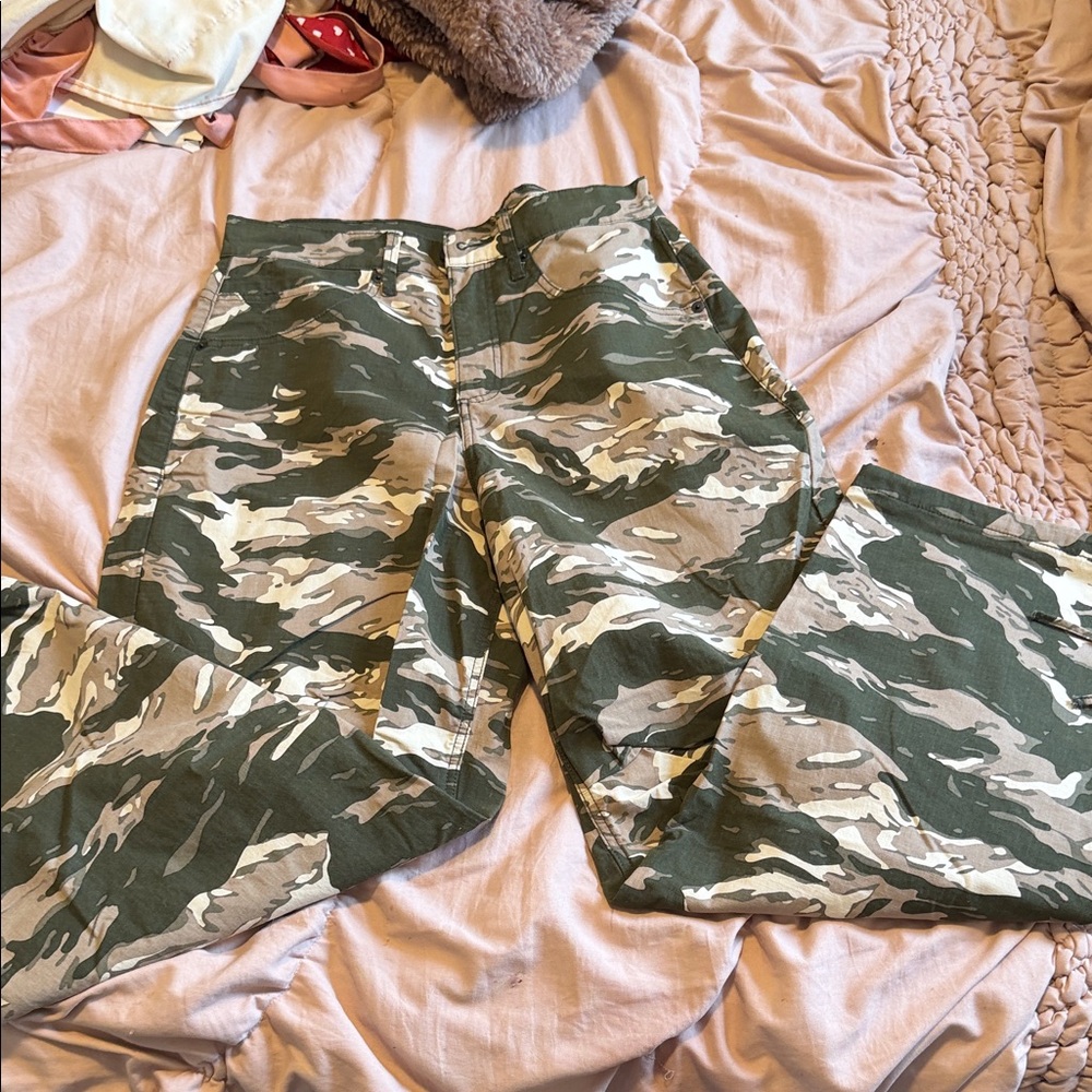 Good American Camo Utility Pants in Green and Tan